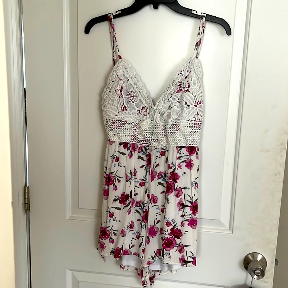 flowery whote and fuchsia short romper tied on back little straps